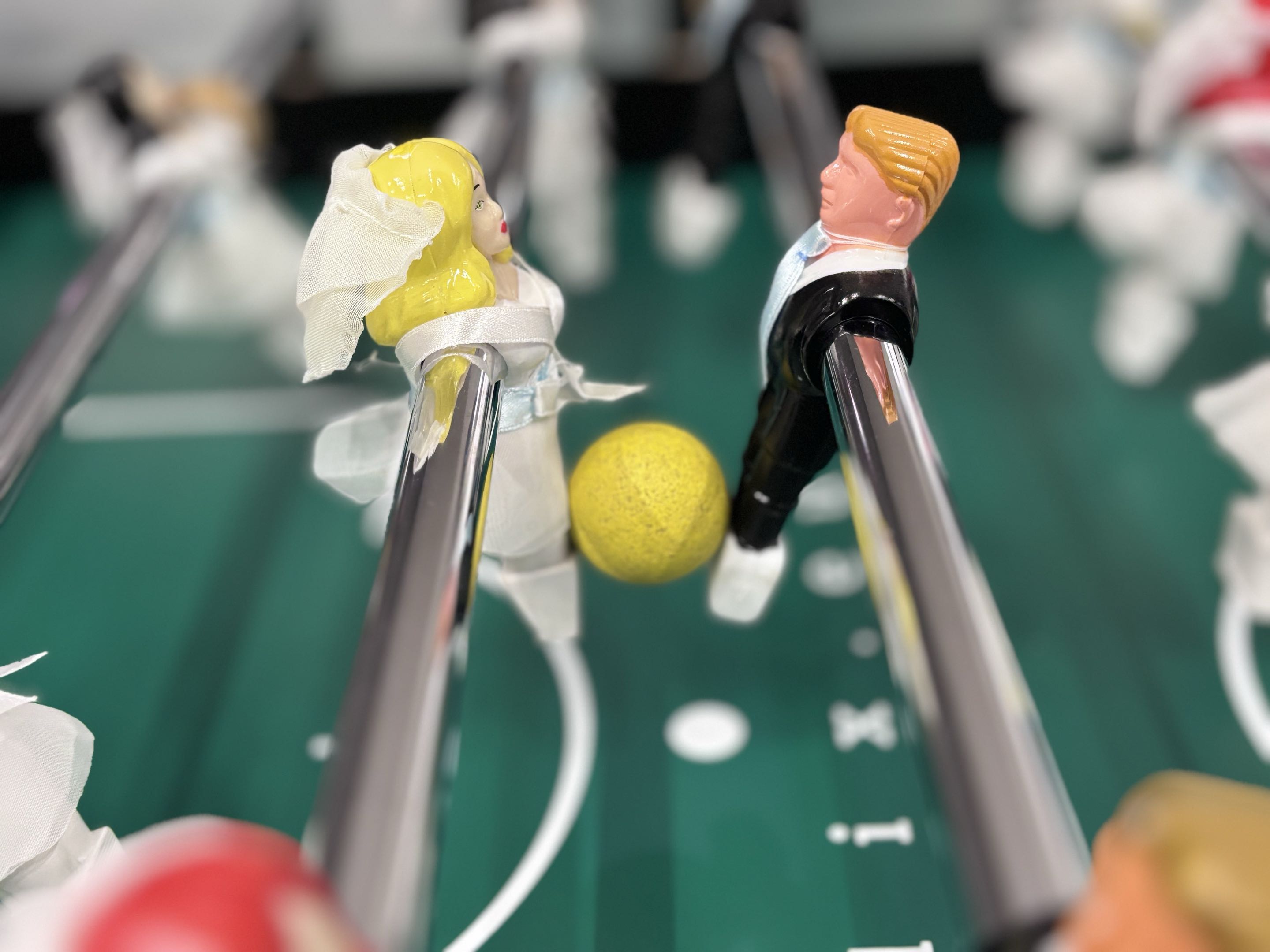 Menyasszony csocsó figura közelről